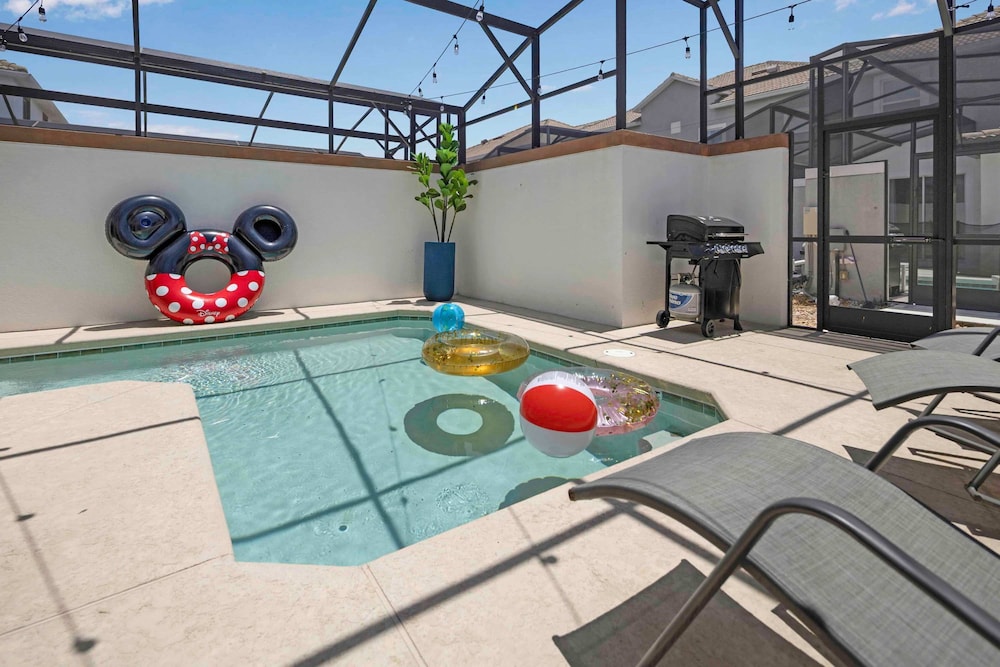 Stylish 4BR Pool Townhome Storey Lake