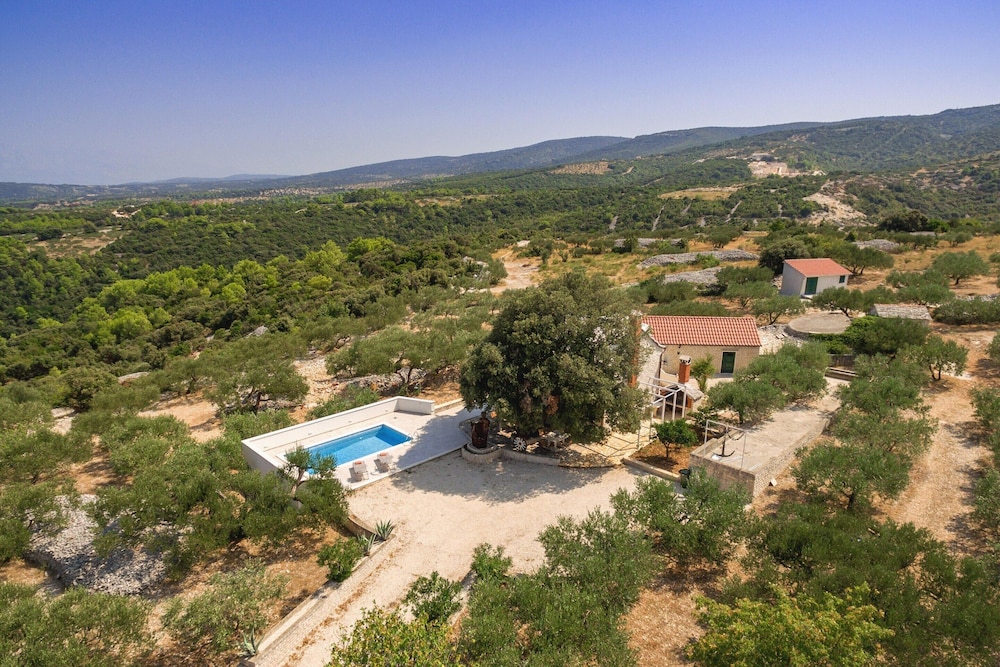 Charming Villa With Swimming Pool