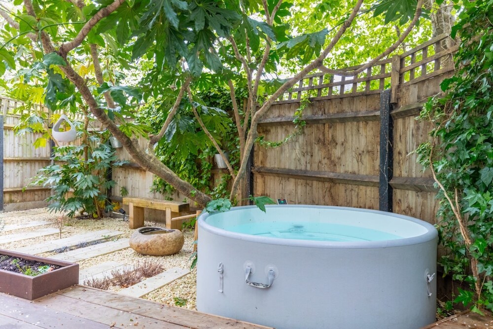 Chic 1BD Maisonette W/hot Tub, King's Cross!