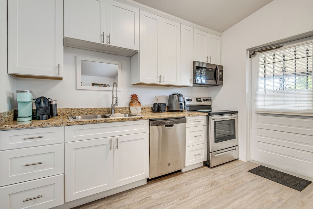 12 Mi to Beach: Home w/ Outdoor Dining in Cocoa!