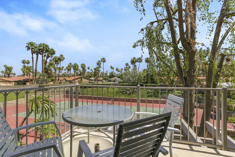 Stylish Condo With Panoramic View Community Pool