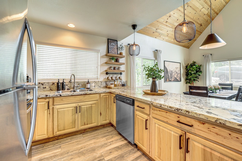 Walk to Trails: Modern Munds Park Mountain Retreat