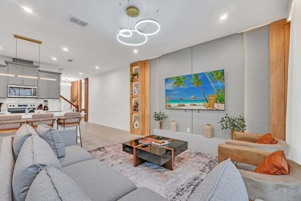 5 Bed 4.5 Bath Townhouse W/ Pool Solara 2307dist 5 Bedroom Townhouse