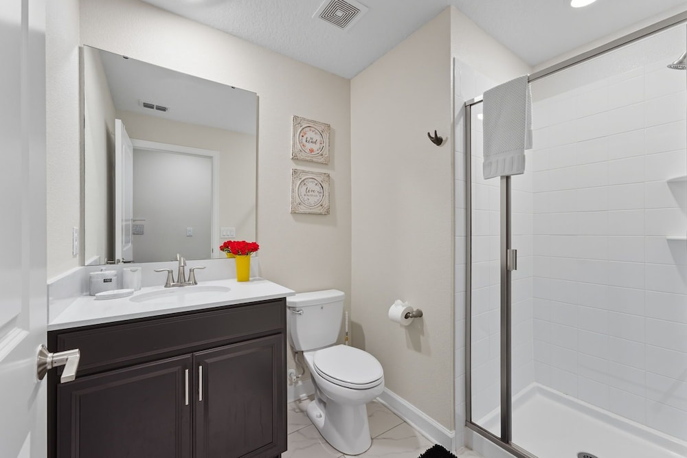 Modern 5BR Retreat Pool Water Park More