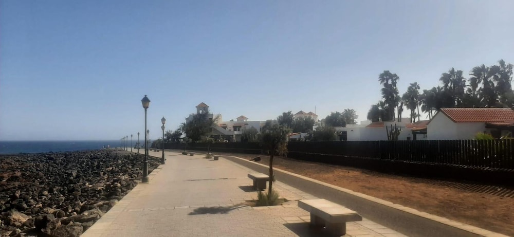 Caleta de Fuste Apartment- Sleeps4- Pool- Garden