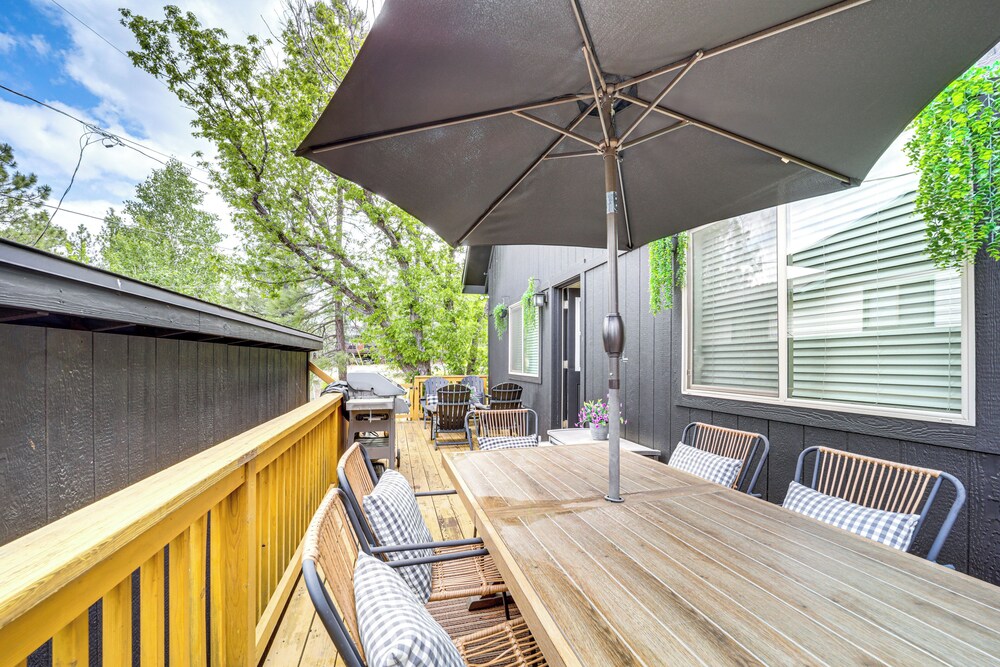 Walk to Trails: Modern Munds Park Mountain Retreat