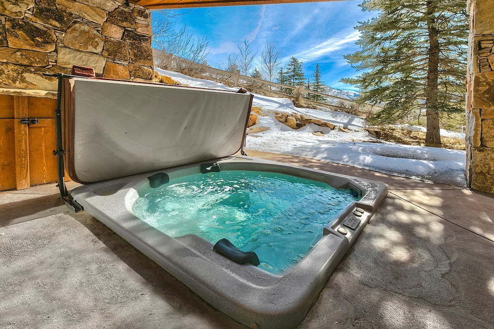 Telemark Luxury Retreat by Avantstay Stunning Views w Hot Tub Theatre Room and Pool Table