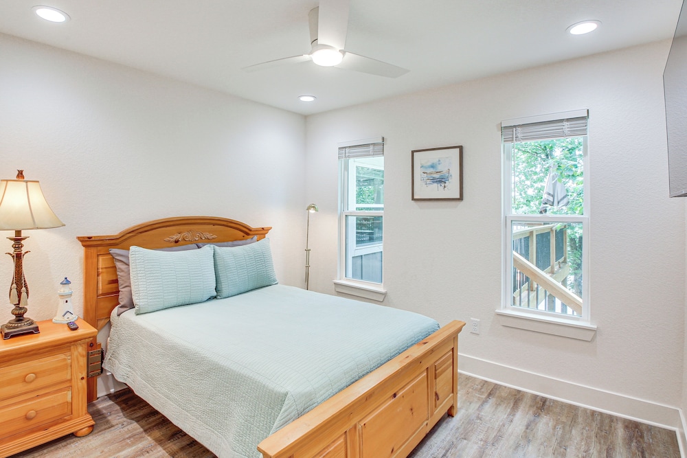 Lake Hamilton Views: Hot Springs Family Home!