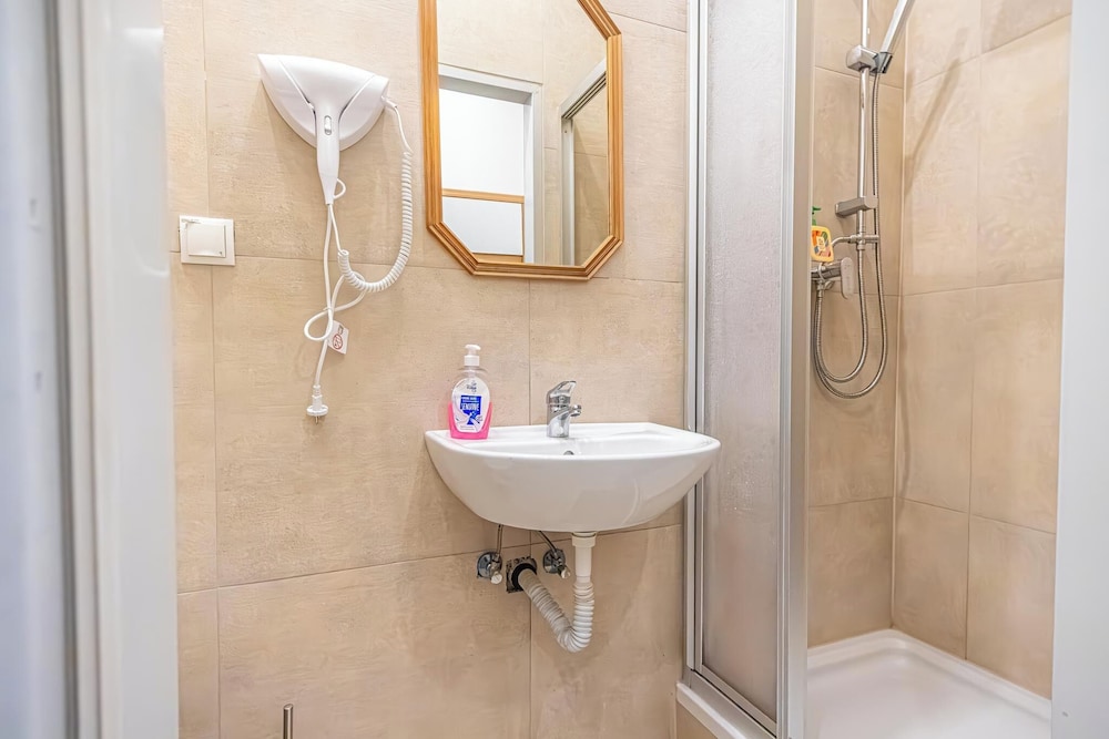 Bright Apartment Near Wiener Stadthalle
