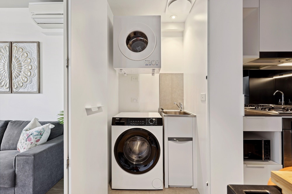 Cosy 2-bed With Pool, Bbq Area and Secure Parking