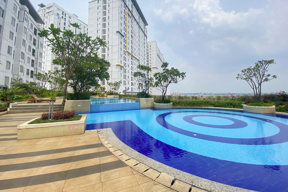 Soft Toned And Comfy 2Br Near Mall At Bassura City Apartment