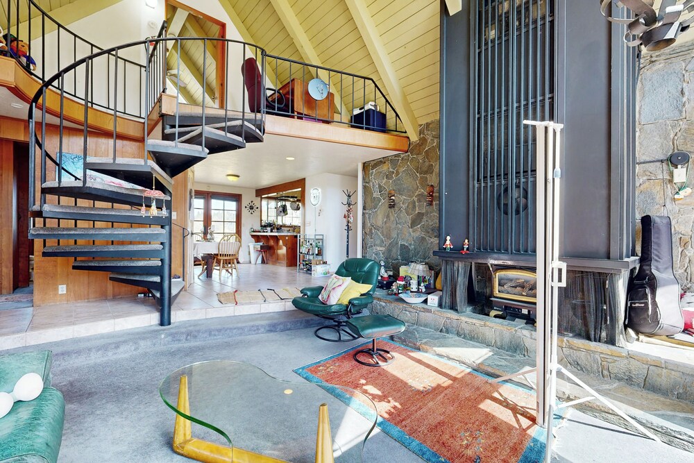 Mountain & Lake View Dog-friendly Retreat