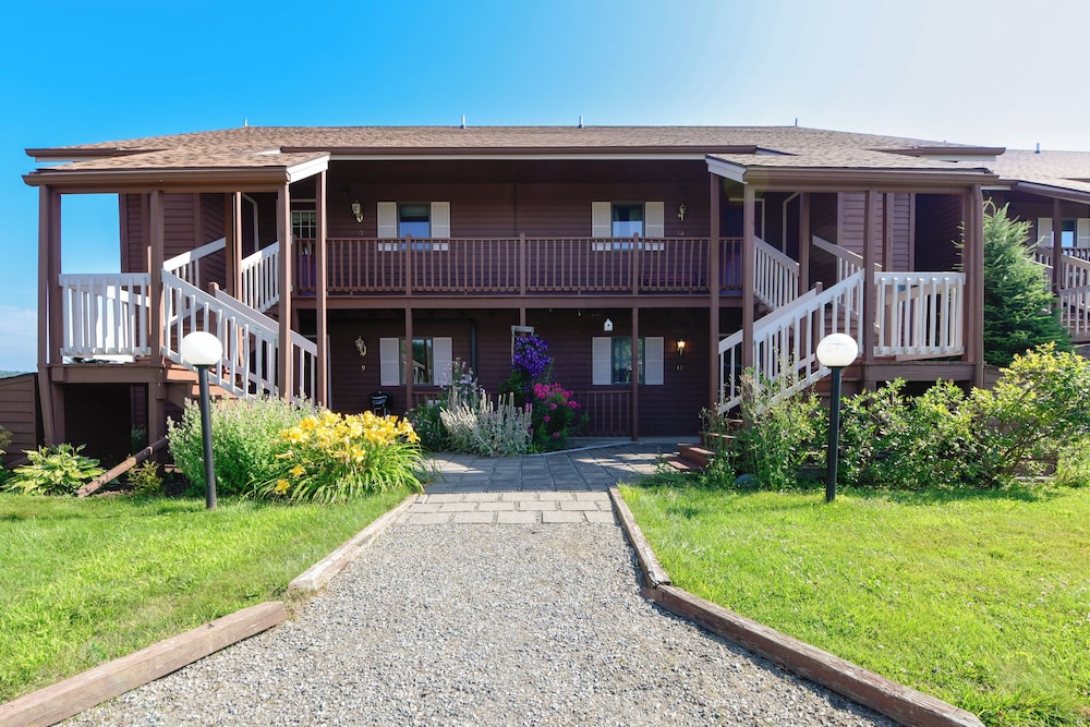 Lake Memphremagog Access: Newport Condo w/ Balcony