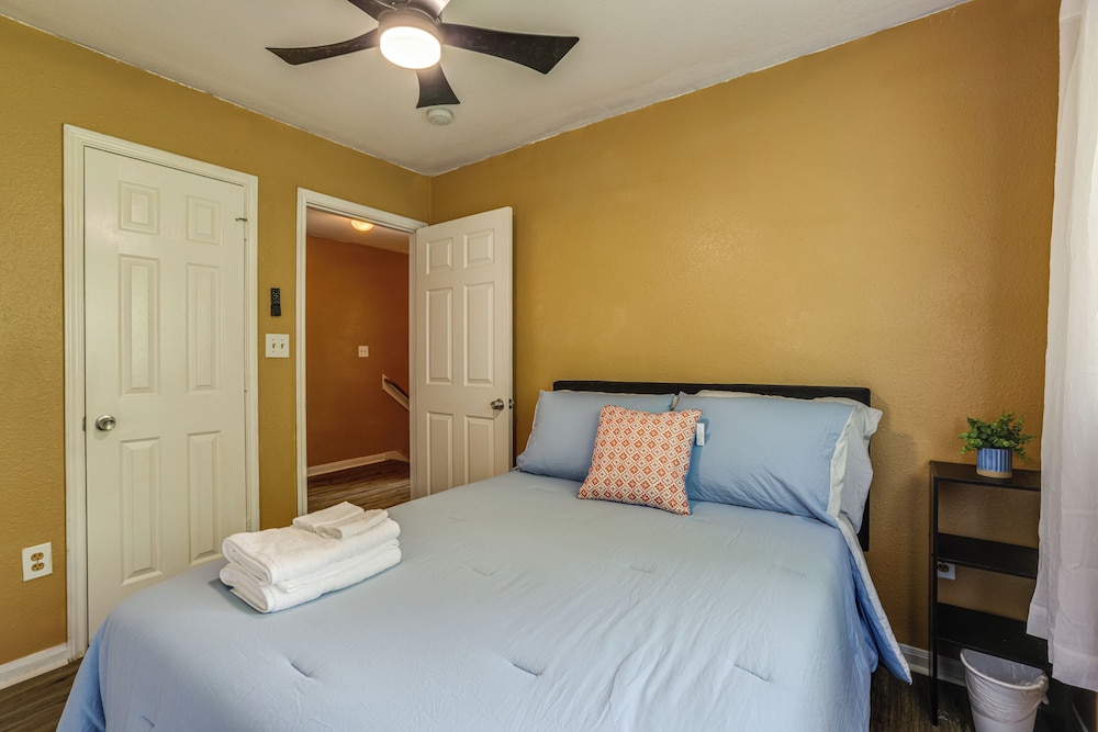 11 Mi to Dtwn Houston: Pet-friendly Home w/ Yard!