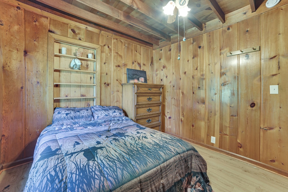 Cozy Lupton Cabin Near Trails & Lake