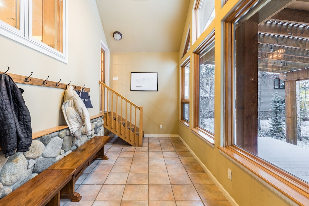 River Rock by Avantstay 8 Bedroom Ski Estate w Hot Tub Movie Theatre 10 Min Walk to Mtn