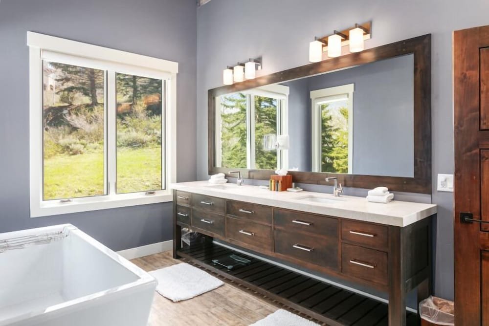 2540 Queen Esther Dr - 5 Bedroom Home with Spa 5 Home