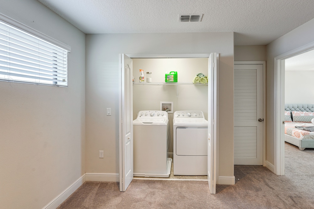 Near Disney & Legoland: Spacious Poolside Oasis!
