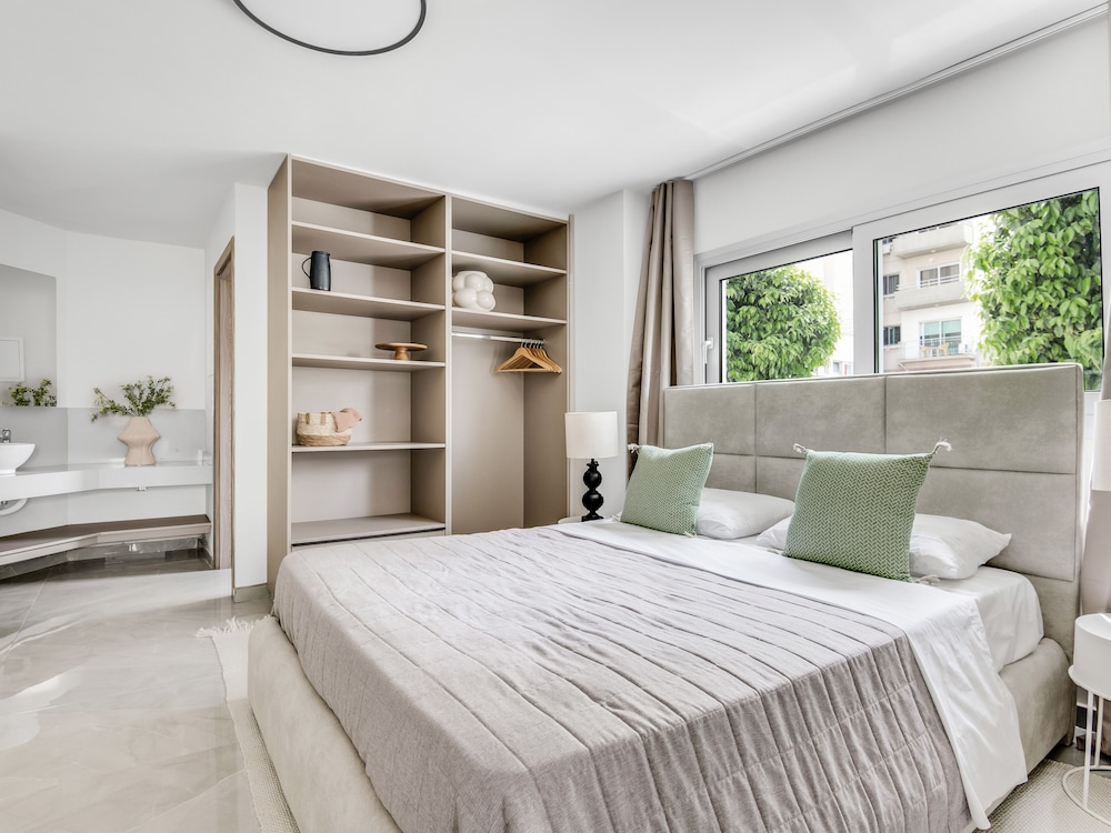 Sanders Crystal - Petite 2-bdr Apt w Terrace