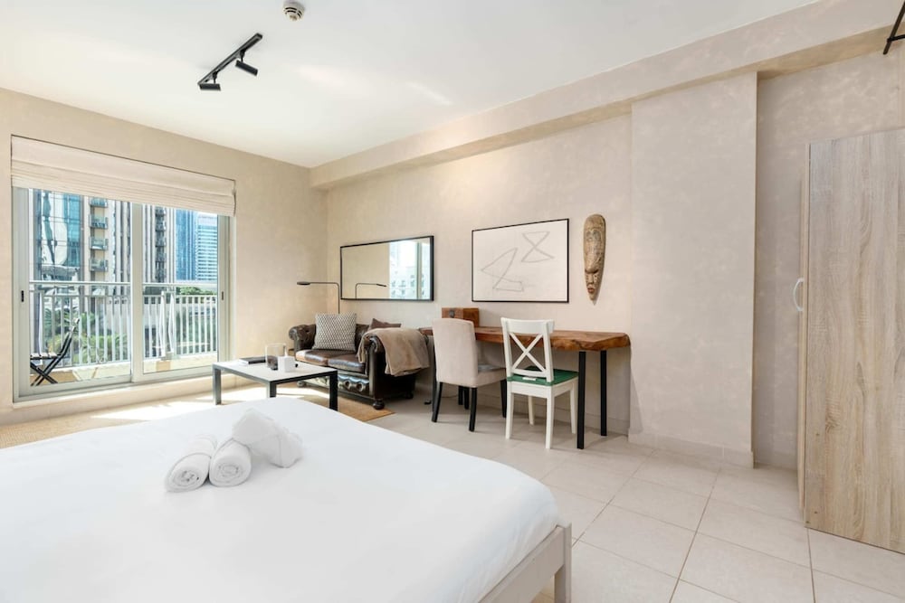 Stylish Studio Apartment w/ Patio, Downtown Dubai