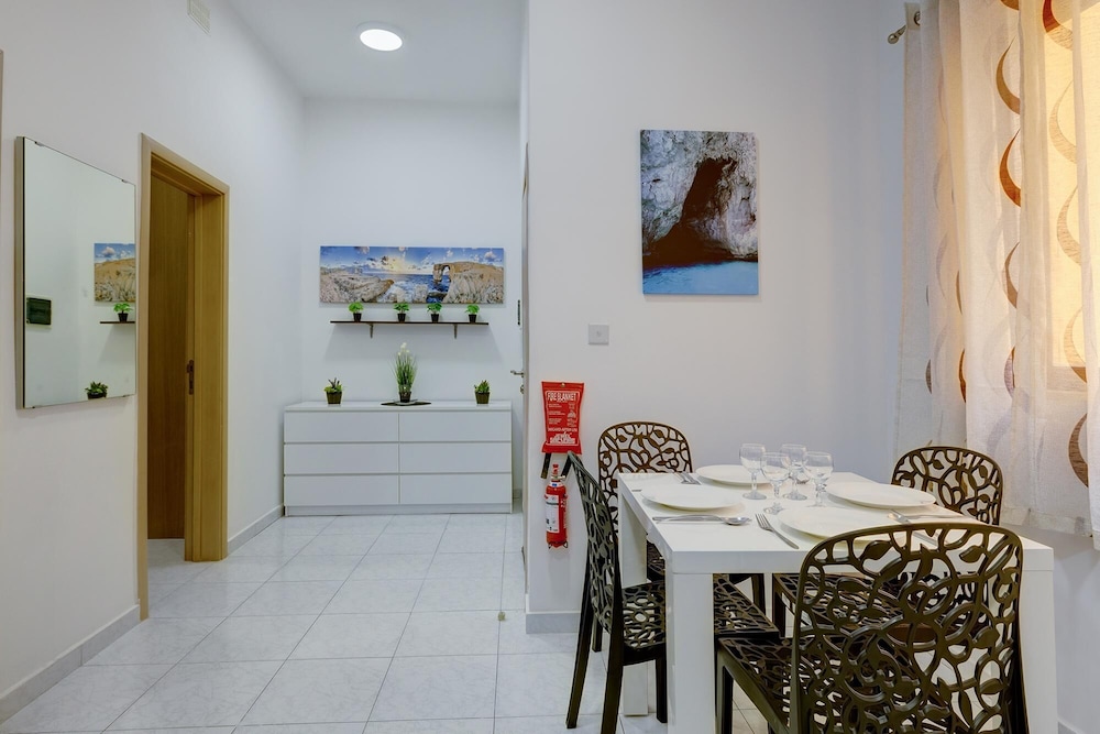 Cosy Apartment Steps From the Promenade view 2