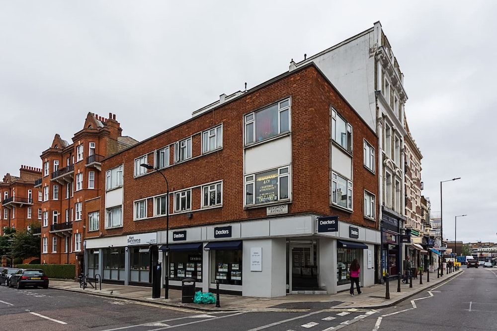 Private Homely Bedroom in Kensington R1