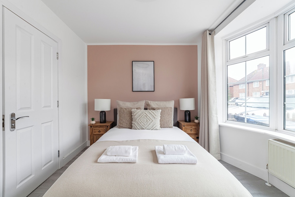 Spacious Room In Morden