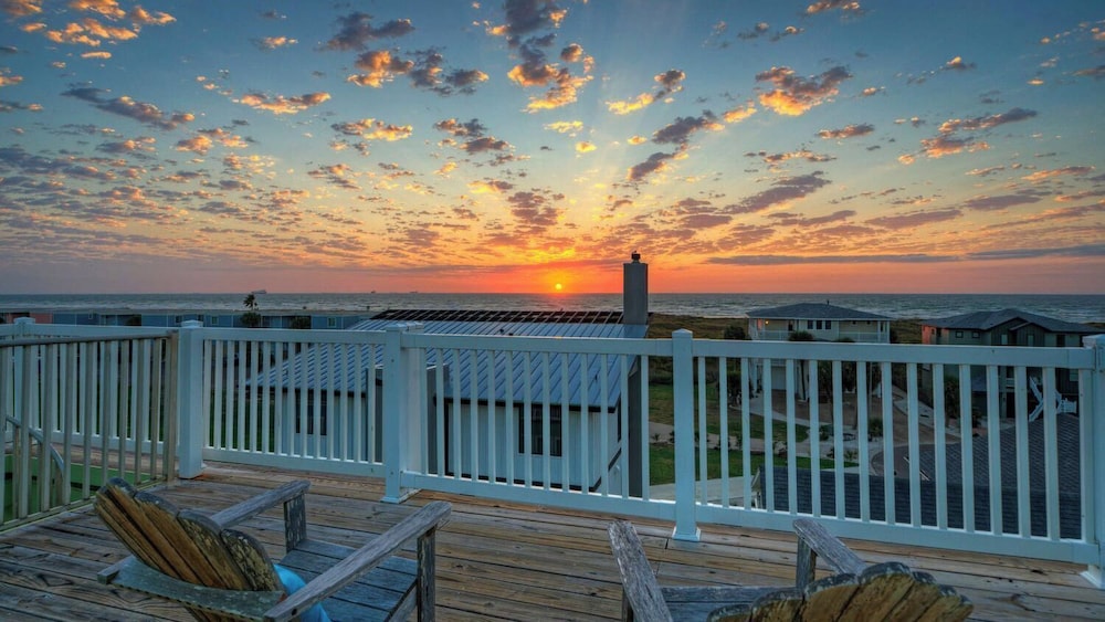 Walk to the Beach Ocean Views, Balcony Dining & Open Living Beachview 54 by Avantstay