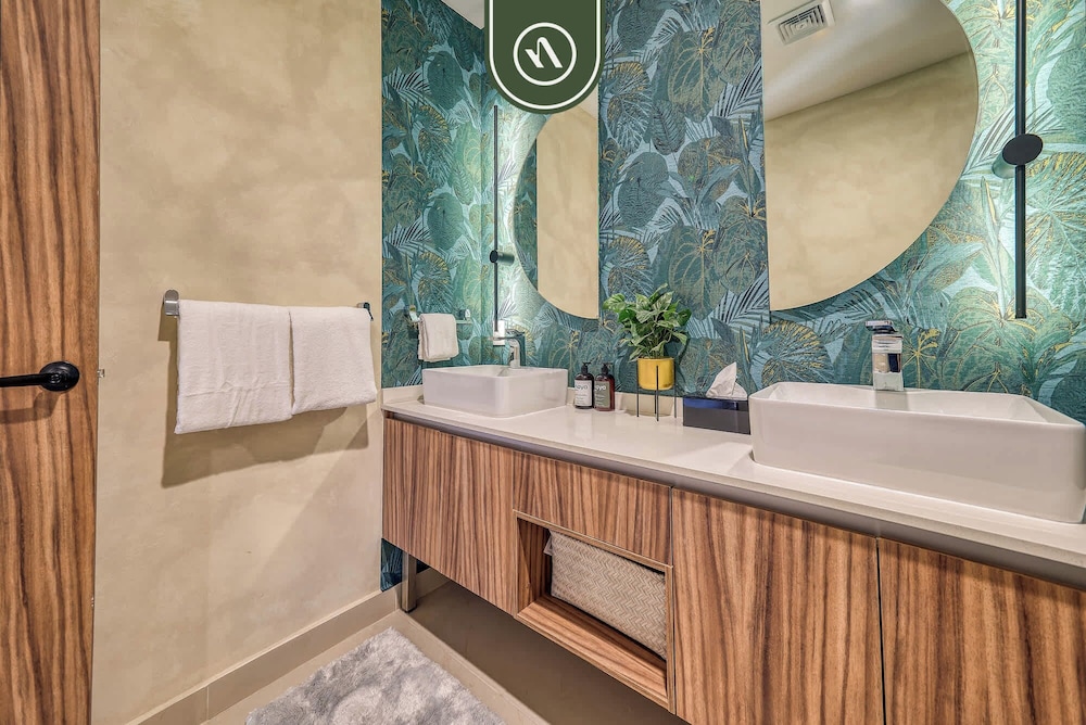 Luxury 2 BR Condo Near Beaches - Pools - Gym