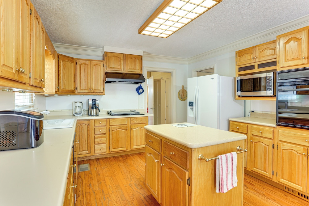 Walk to Dtwn & Freed-hardeman: Home w/ Fenced Yard