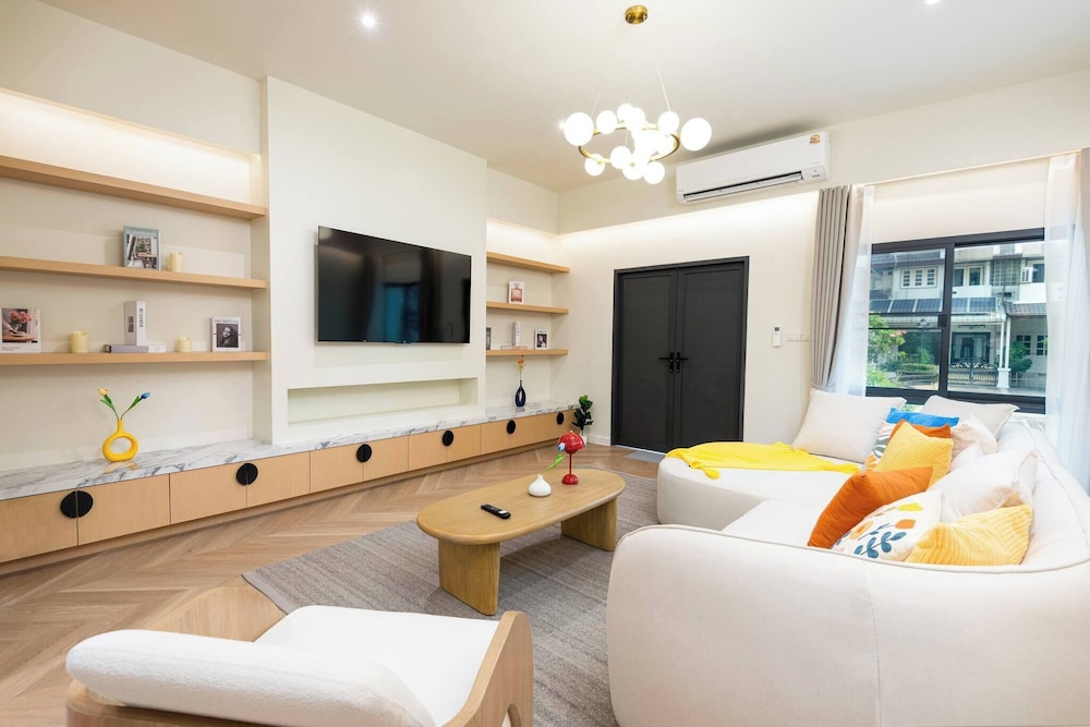 Stylish 5BR Poolhouse & Theater 2mins to BTS
