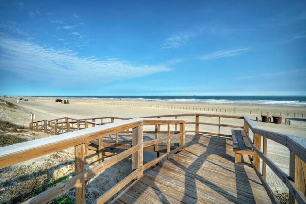 Pour Me a Vacation Mins to Beach, Community Pool+tennis Court, Private Balcony