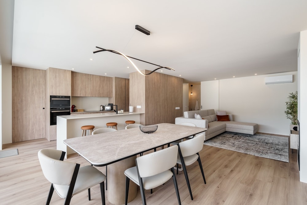 Green Coast Beachfront Retreat by Minho s Guest