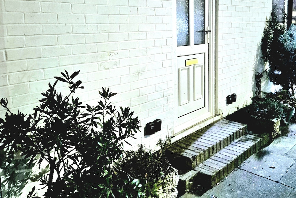 Seaside Escape - Sleeps 4 - Pets Ok - Free Parking