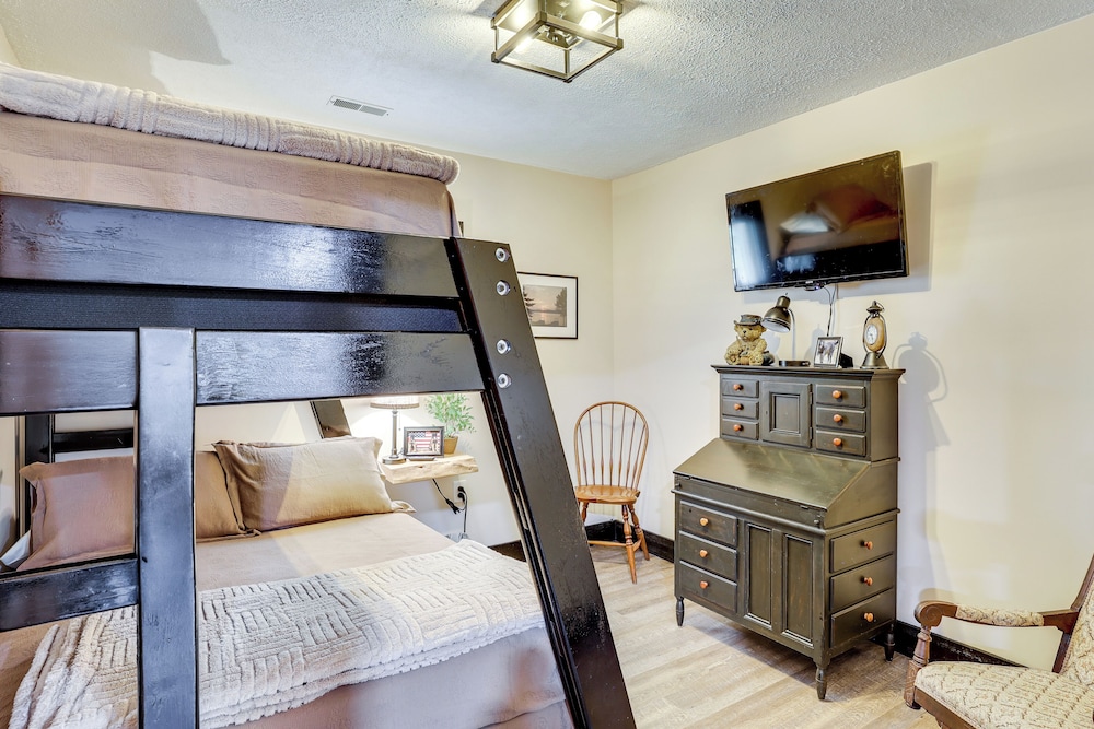 6 Mi to Main Street: Dog-friendly Home in Dover!