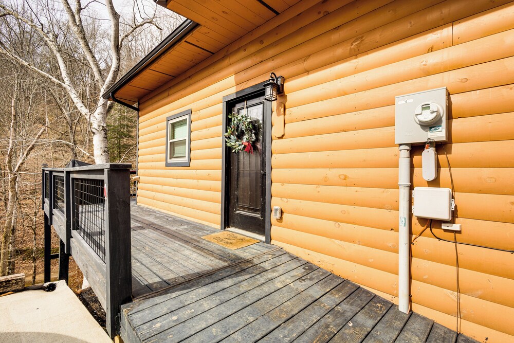 8 Mi to Dollywood: Cabin w/ Hot Tub & Decks!