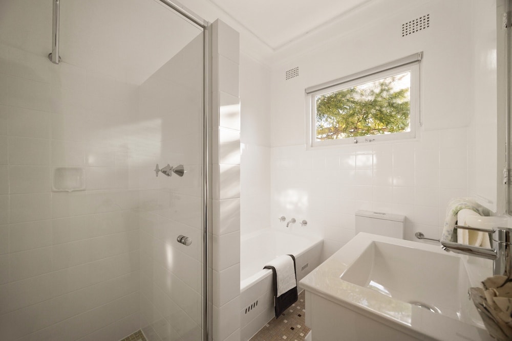 Light Filled 3-bed Coastal Home at Brighton Beach