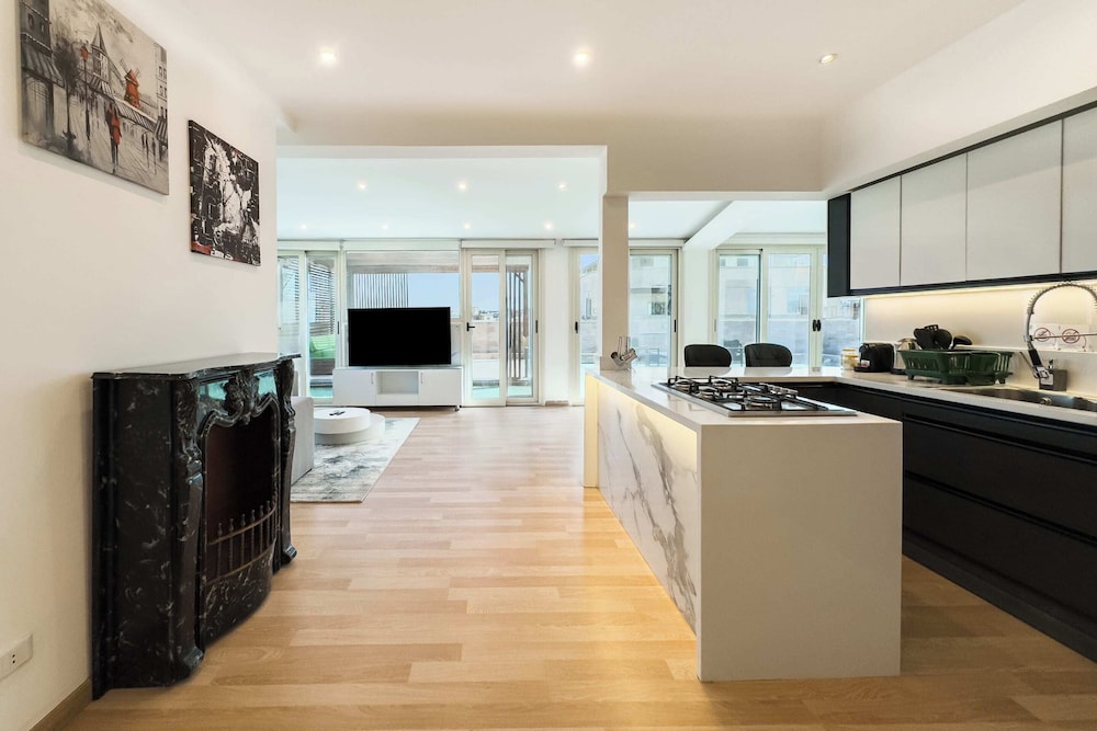 Posh & Panoramic 2bdr Rooftop 5 Min To Airport