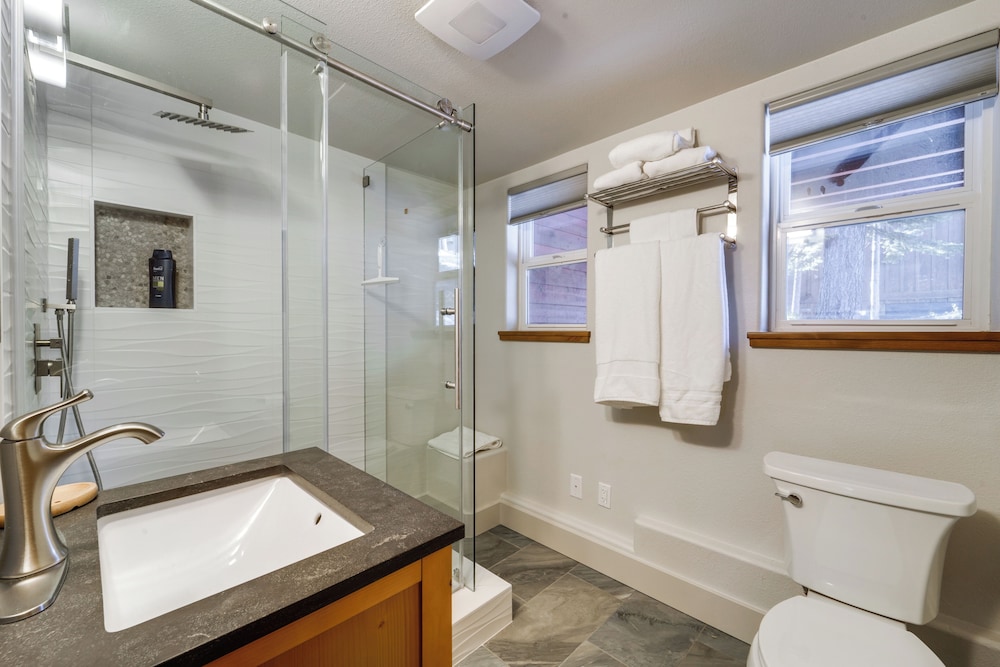Near Downhill Ski Resort! Hot Tub Haven in Truckee