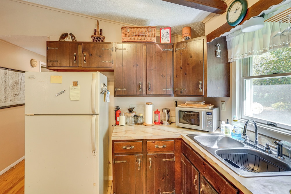 Quiet All-season Creekside Escape in Upstate!