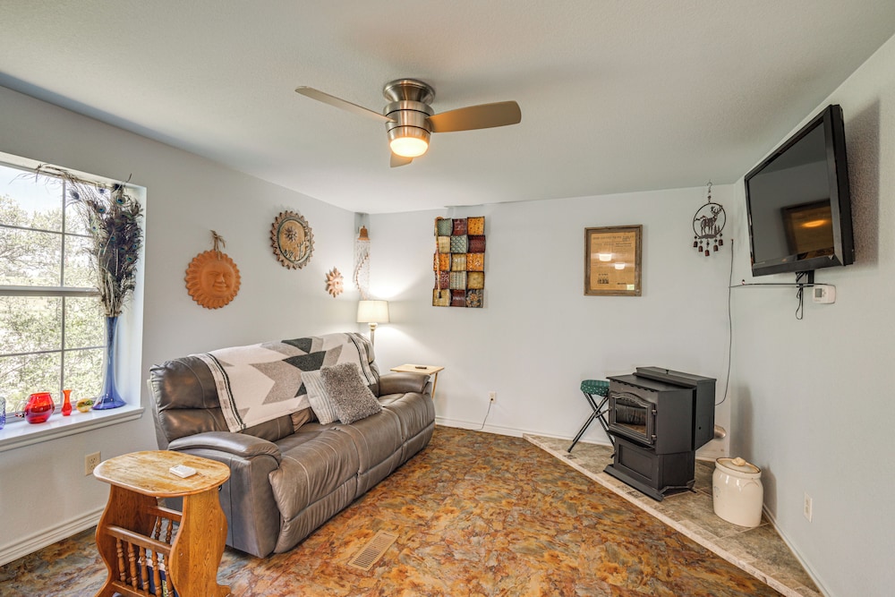6 Mi to Granbury City Beach Park: Apt w/ Veranda!