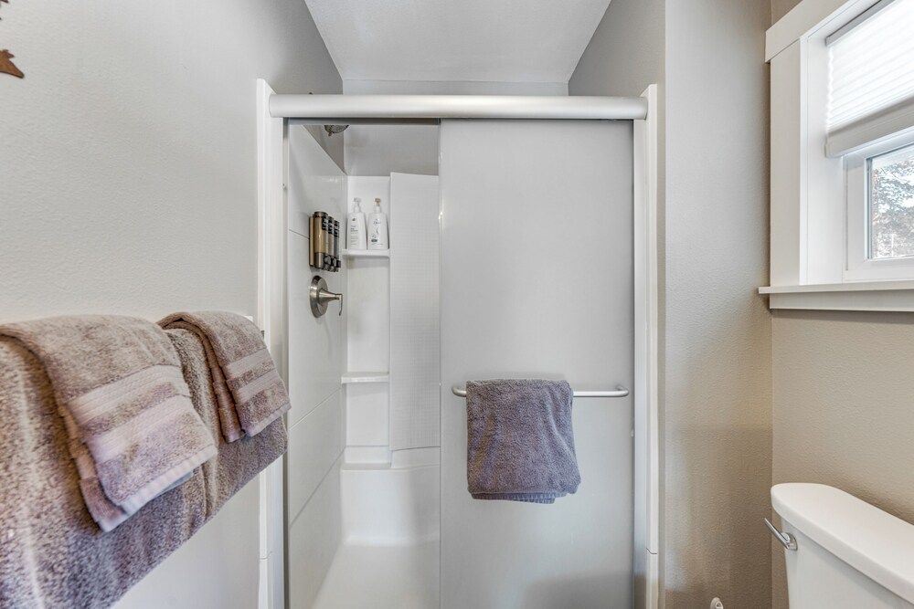Steps to Estes Lake: Mtn-view Hideaway w/ Hot Tub!