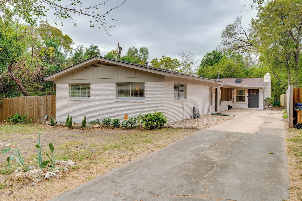 1/2 Mi to UT Austin Campus: Well-equipped Duplex!