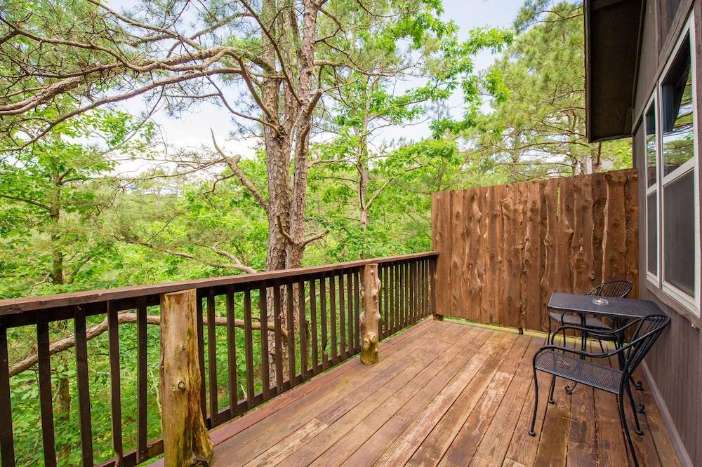 Eureka Springs Treehouses, Hobbit Caves & Castles