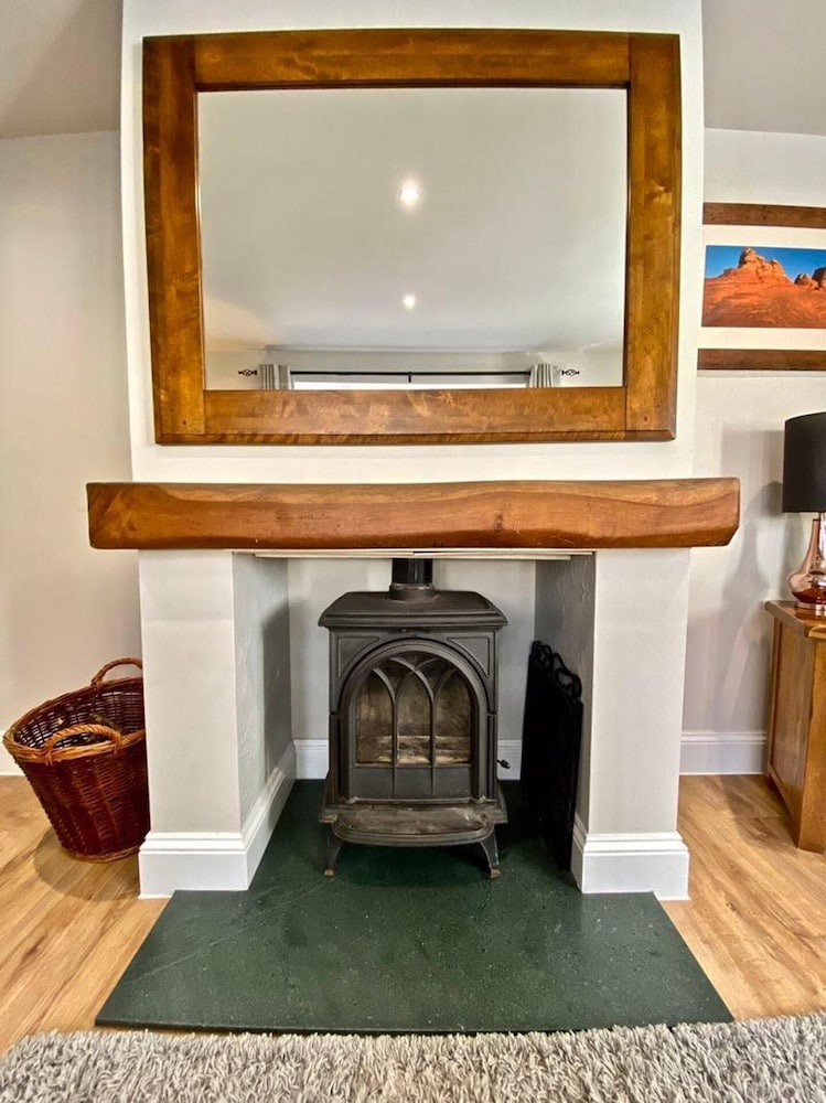 Detached Lakeland Cottage With Private hot tub