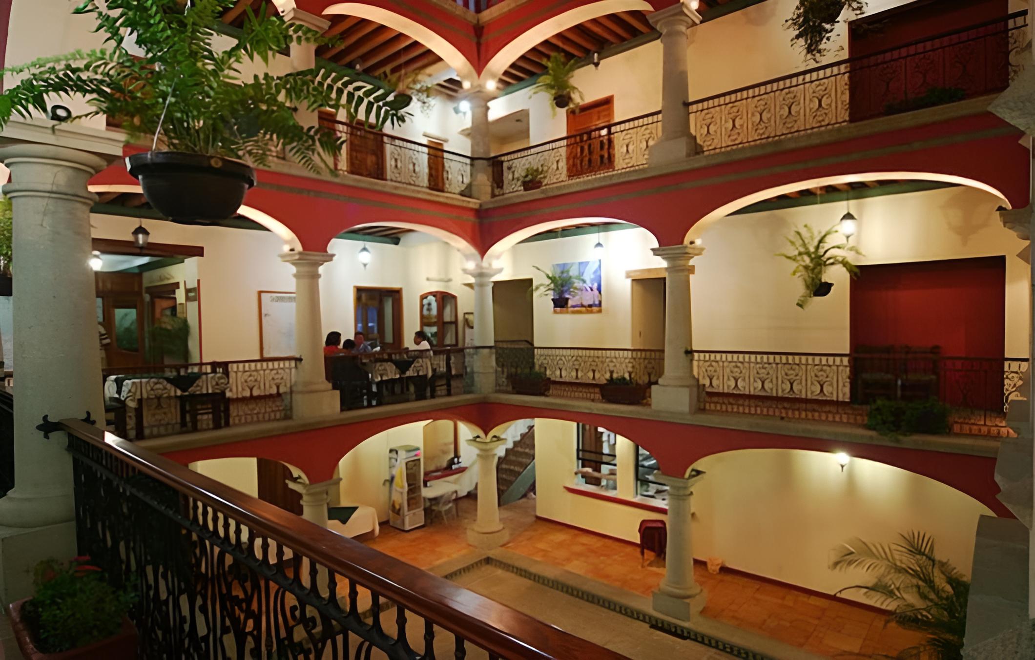 Hotel Cantera Real