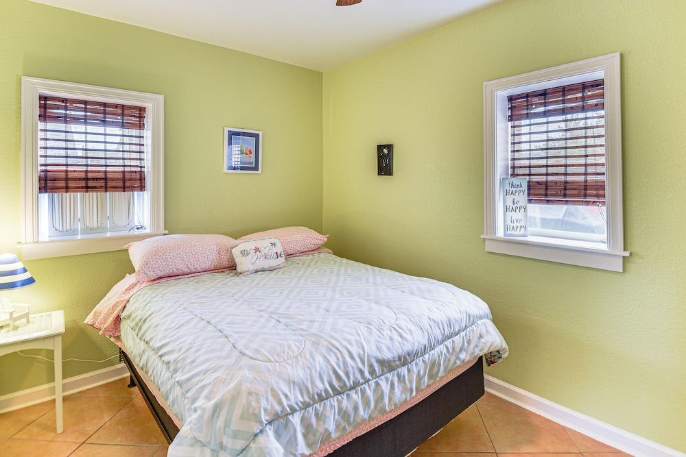 < 1/2 Mi to Beach Access + Pier: OBX Getaway