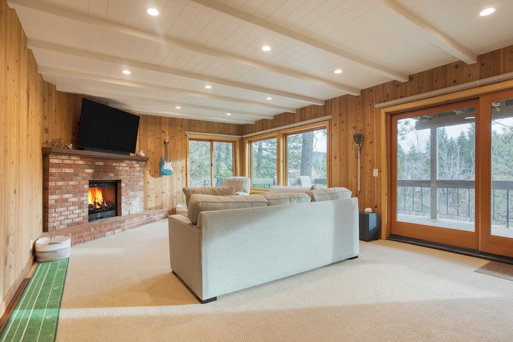Arrowhead Lakeside Escape by Avantstay 3min Walk to Lake, Private Beach Access