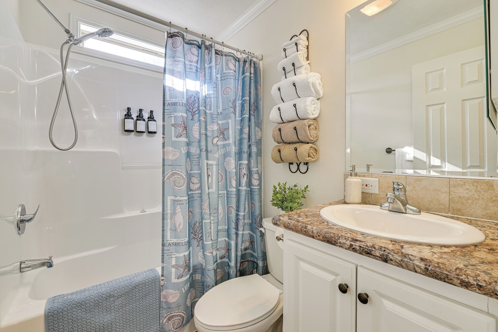 < 1 Mi to Lake Norman Marina: Home w/ Pool Access