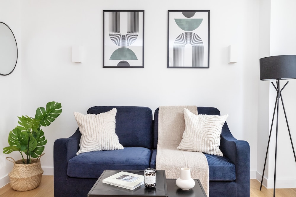 Modern 1BR with Balcony by Soho